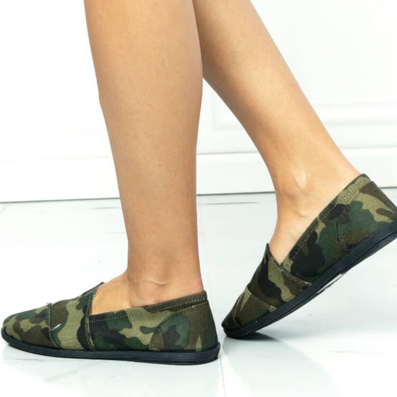 🔥New Canvas Slip-On Shoe in Camo - Picture 3 of 4